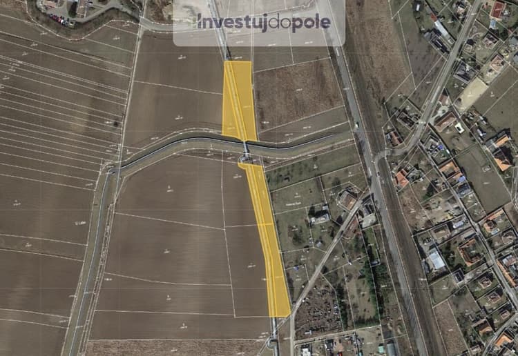 Prodej podílu 1/4 pole 2 451 m², Mělník