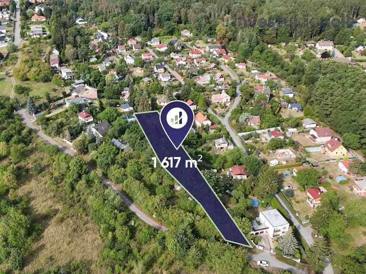 Stavební pozemek 1617 m2 s velkým potenciálem v obci Řitka